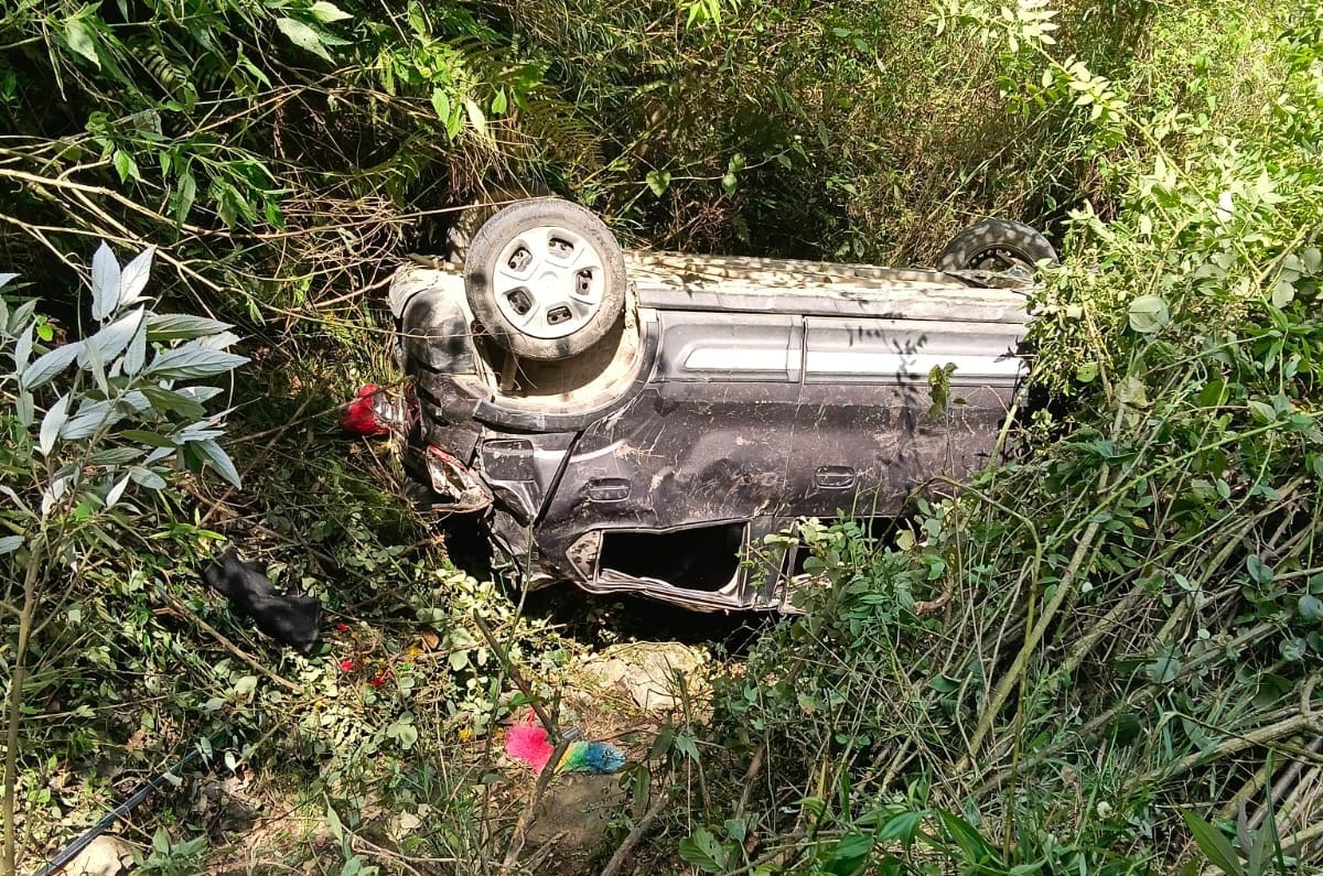 Car falls into ditch; young woman dies, four including her parents seriously injured