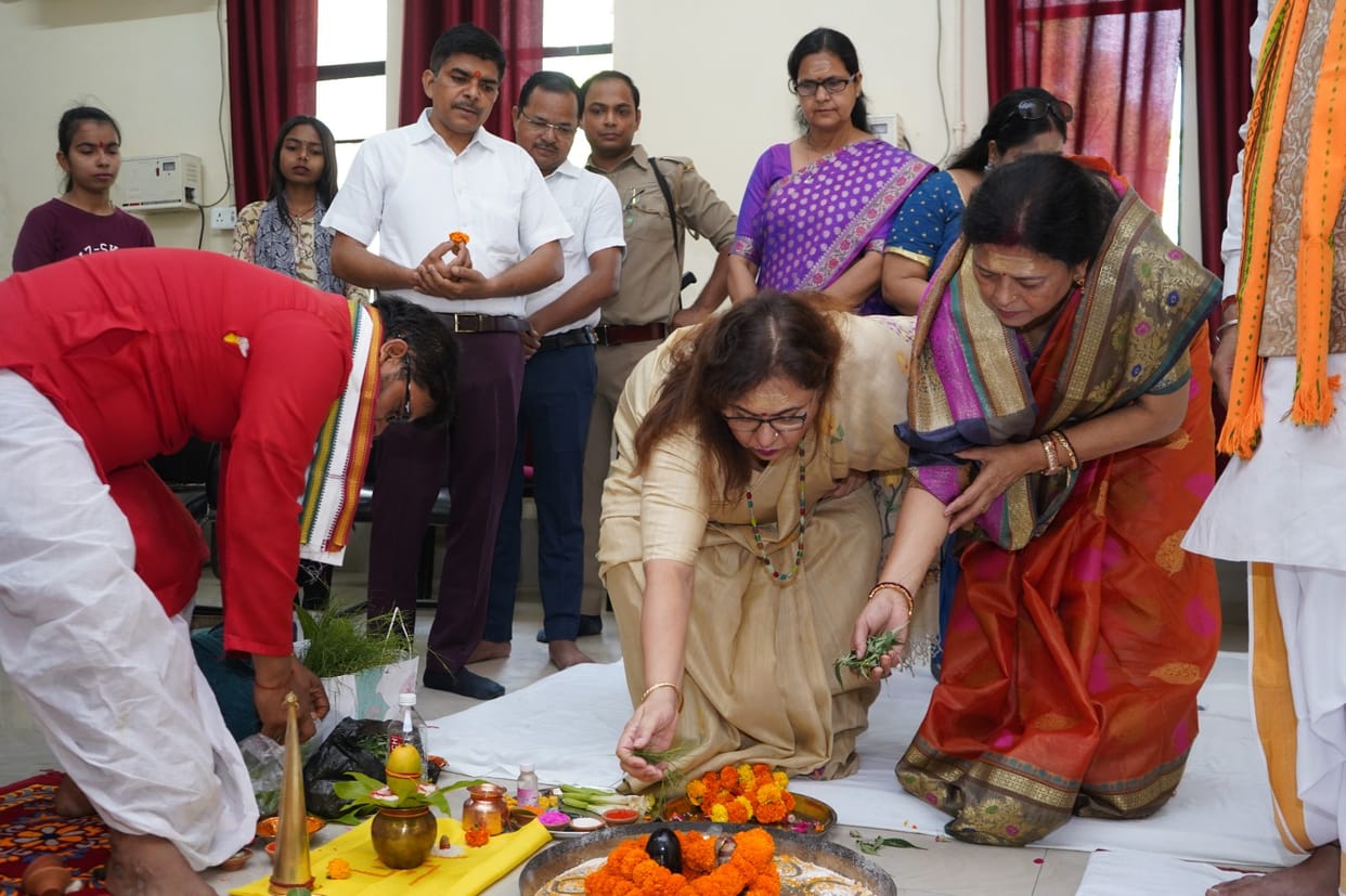 The students performed Rudrabhishekam with Vedic chanting and worship rituals.