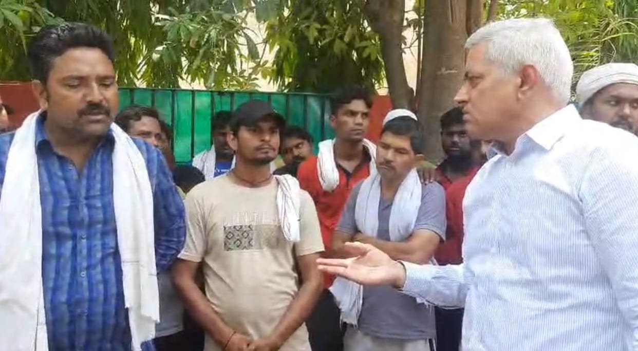 Workers go on strike, door-to-door garbage collection halted