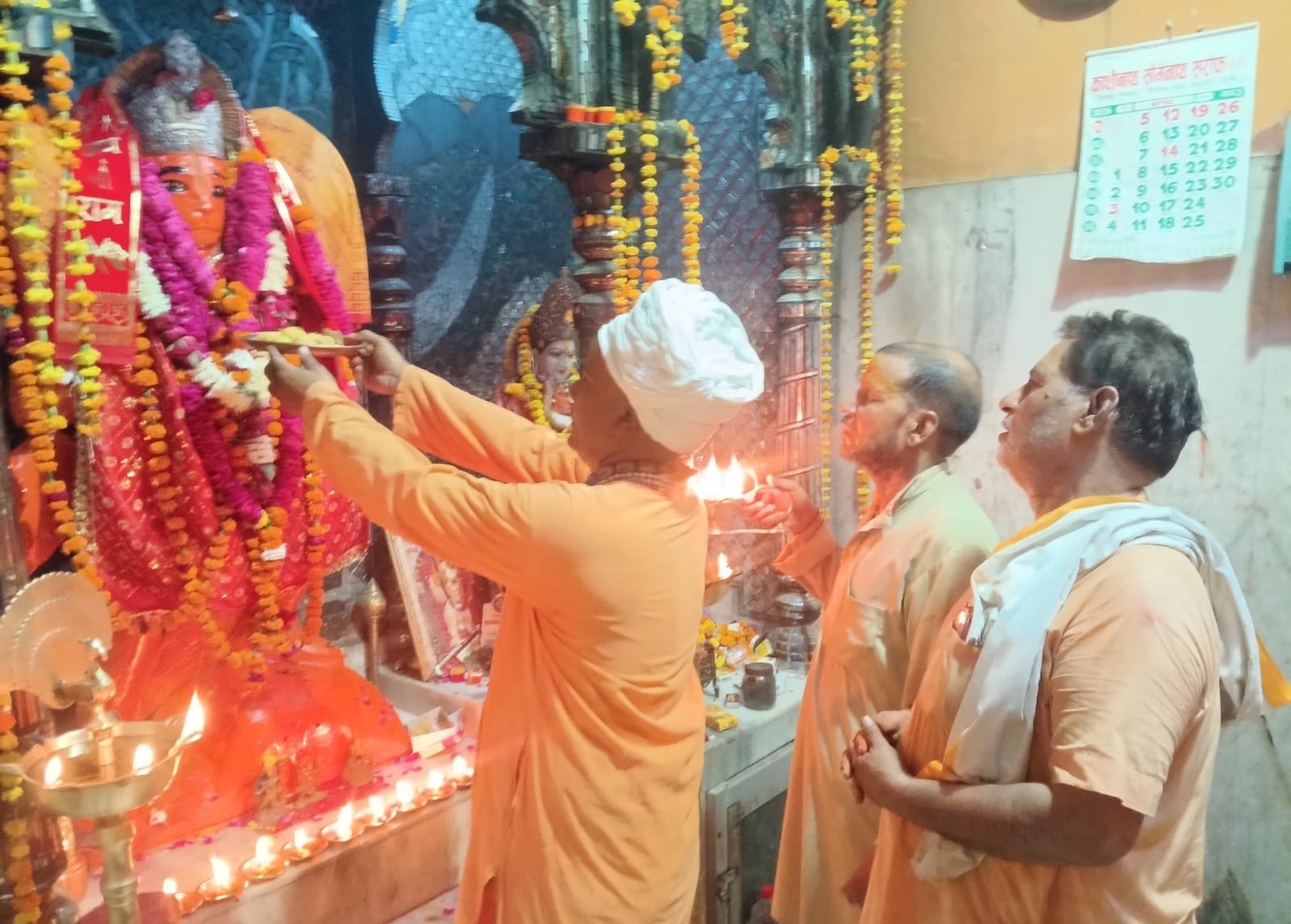 फोटो-01- खेतुई बालाजी मंदिर में आरती करते पुजारी। संवाद