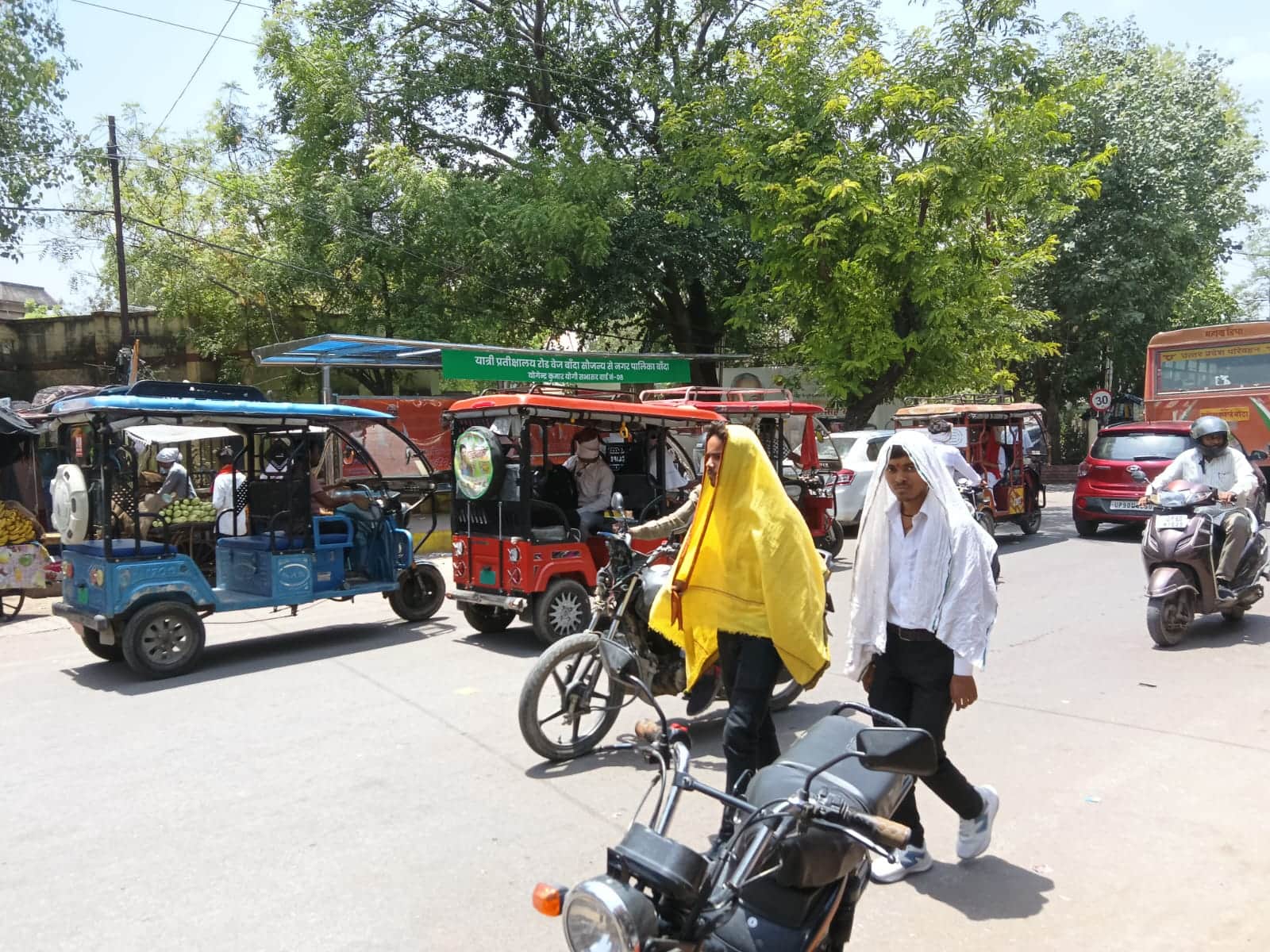 फोटो - 07 बांदा-प्रयागराज मार्ग पर साफी ओढ़कर निकलते राहगीर। संवाद
