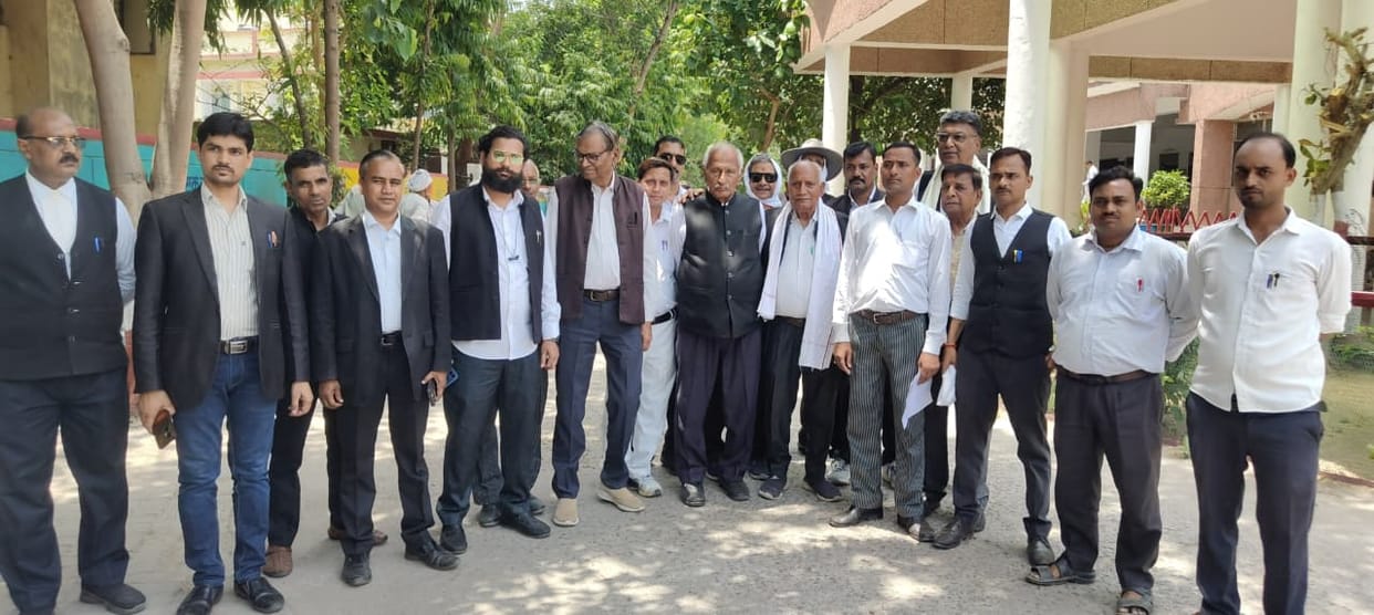 Lawyers enraged over the lathicharge, demanding action against the policemen.
