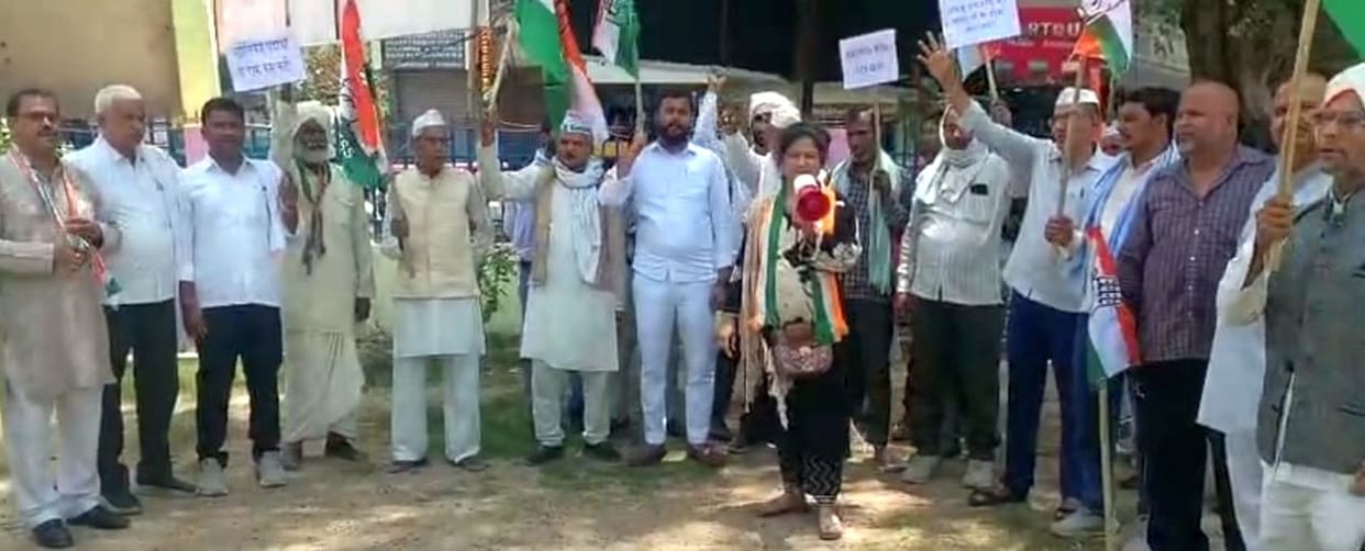 Congress workers protested against rising prices of petroleum and household items.