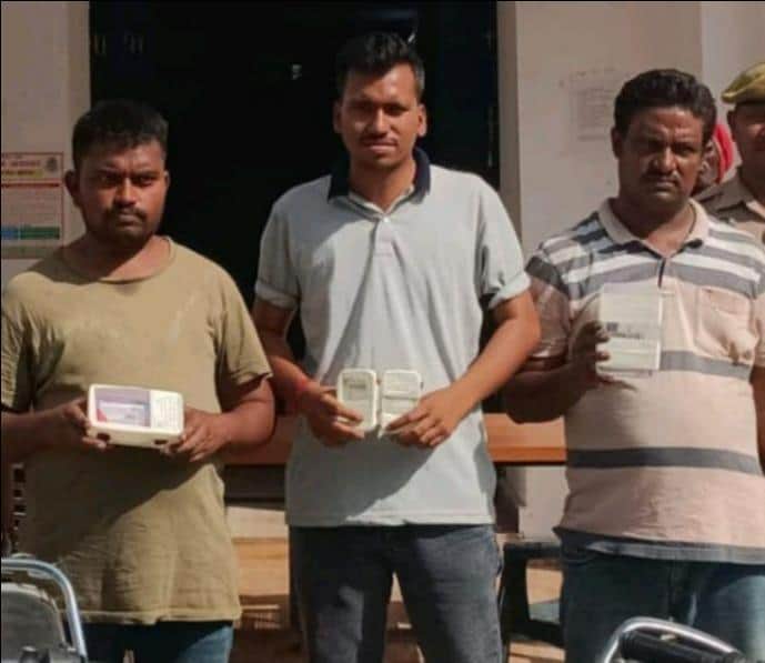 फोटो-19-पुलिस हिरासत में खड़े खुद को रिपोर्टर बताकर उगाही करने के आरोपी। स्रोत: पुलिस