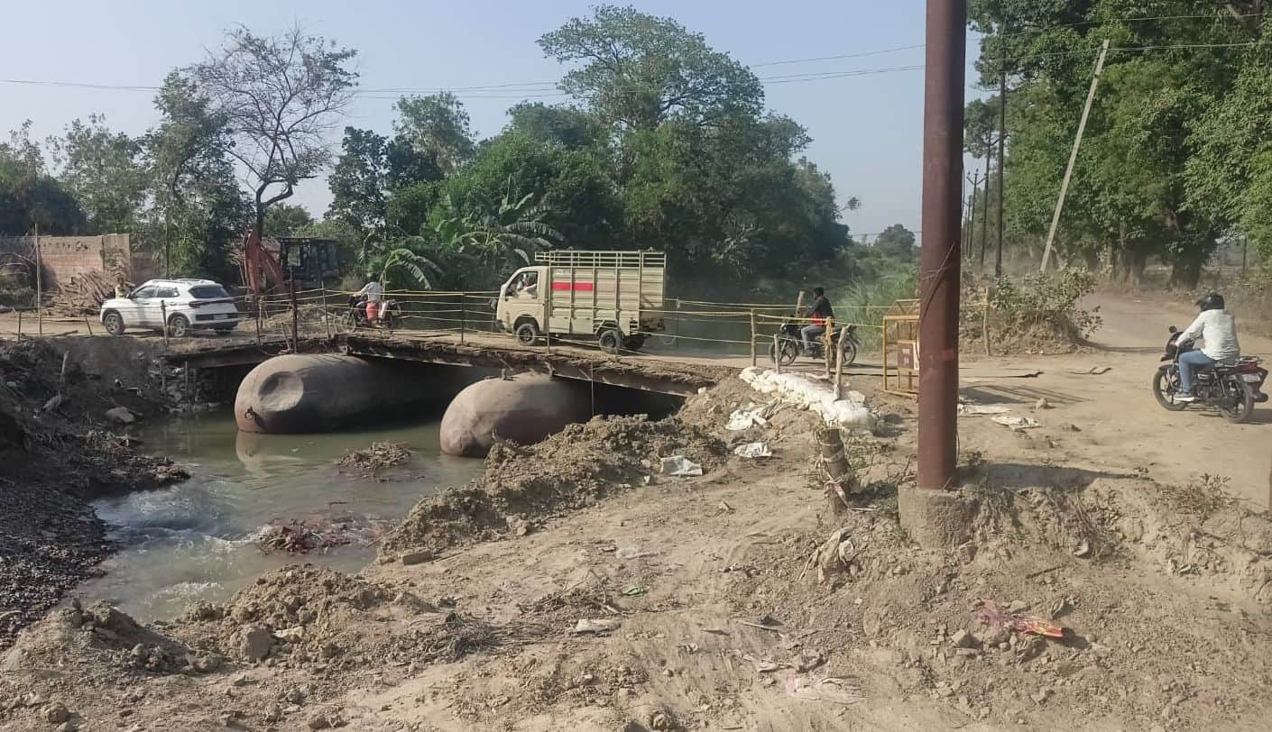 फोटो-2-हरदोई मार्ग पर दोस्तीनगर में नहर पर बनाए गए पीपा पुल से निकलते हल्के वाहन। संवाद