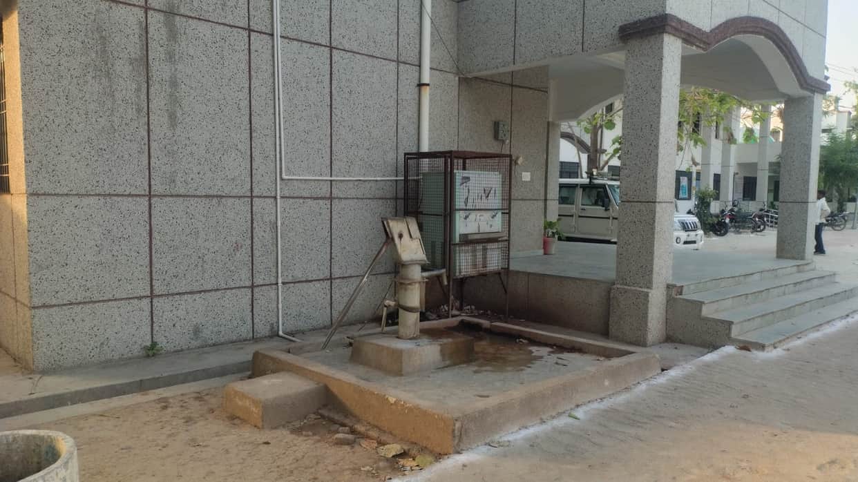 Water cooler in tehsil got electric shock, girl got burnt