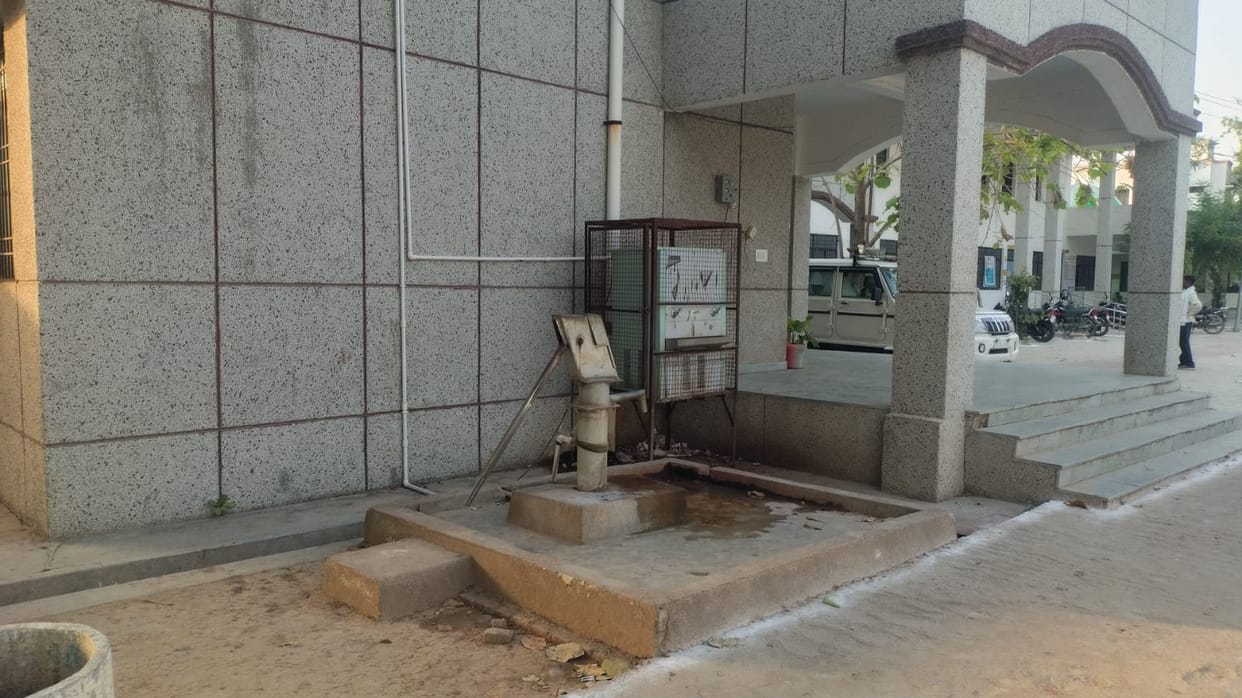 Water cooler in tehsil got electric shock, girl got burnt