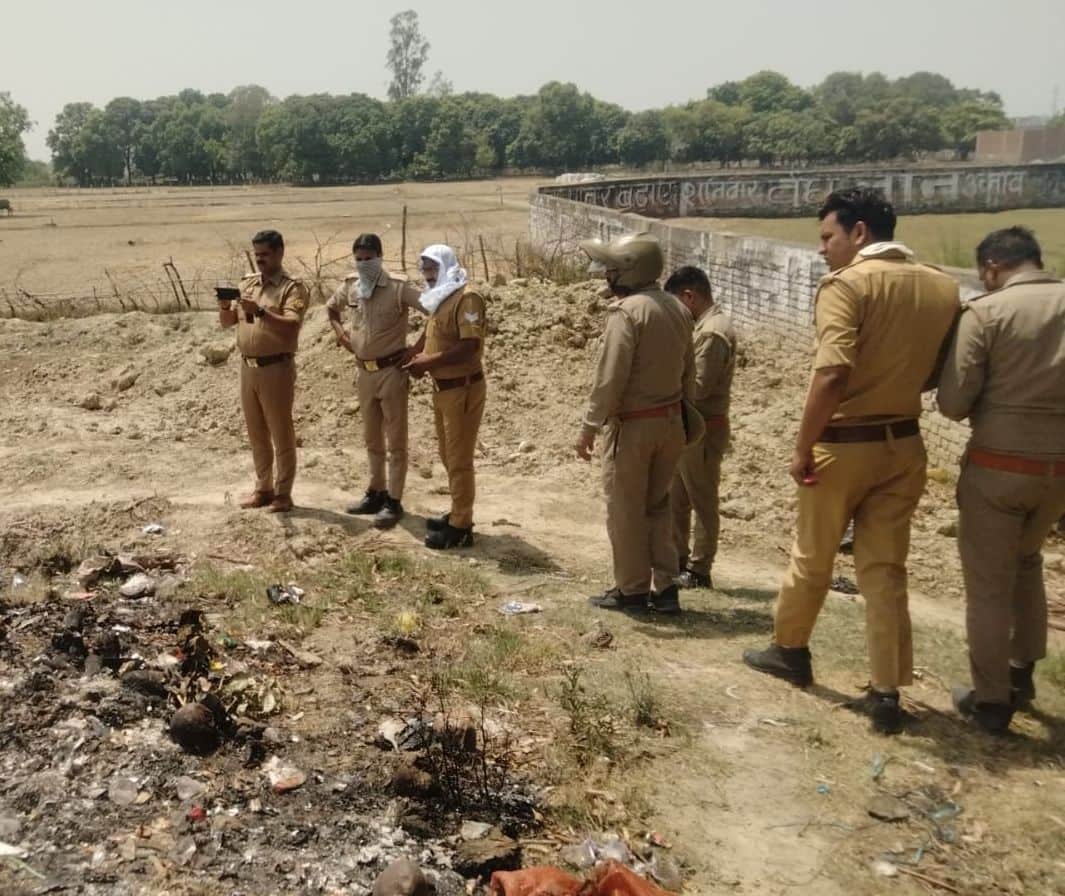 फोटो-28-महिला का कूड़े के ढेर में अधजला शव मिलने पर जांच करती पुलिस। संवाद