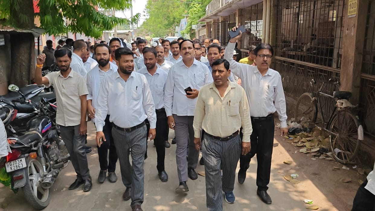 Advocates protest and raise slogans against lathicharge