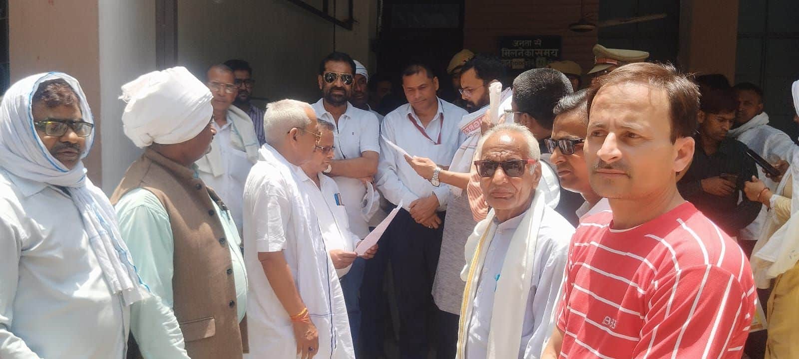 फोटो-4- अतिरिक्त मजिस्ट्रेट को ज्ञापन सौंपते जिलाध्यक्ष सुरेंद्र कुशवाहा व अन्य कांग्रेसी। स्रो
