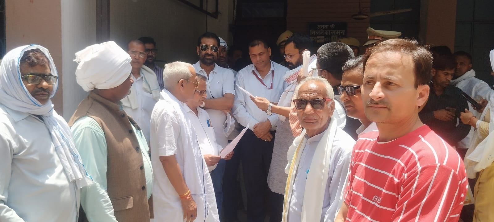 फोटो-4- अतिरिक्त मजिस्ट्रेट को ज्ञापन सौंपते जिलाध्यक्ष सुरेंद्र कुशवाहा व अन्य कांग्रेसी। स्रो