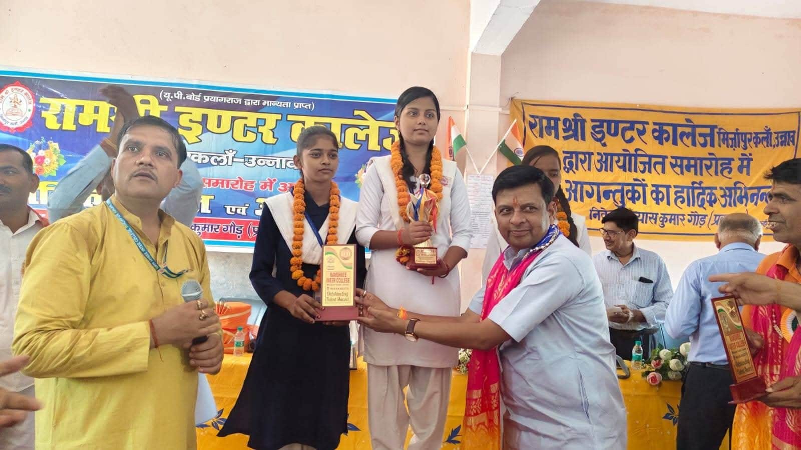 फोटो-7- छात्राओं के सम्मानित करते मुख्य अतिथि विधायक बंबालाल दिवाकर साथ में मौजूद प्रबंधक व अन्