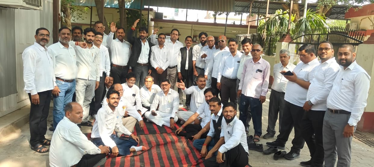 Lawyers protested against the bulldozer attack on their chambers.