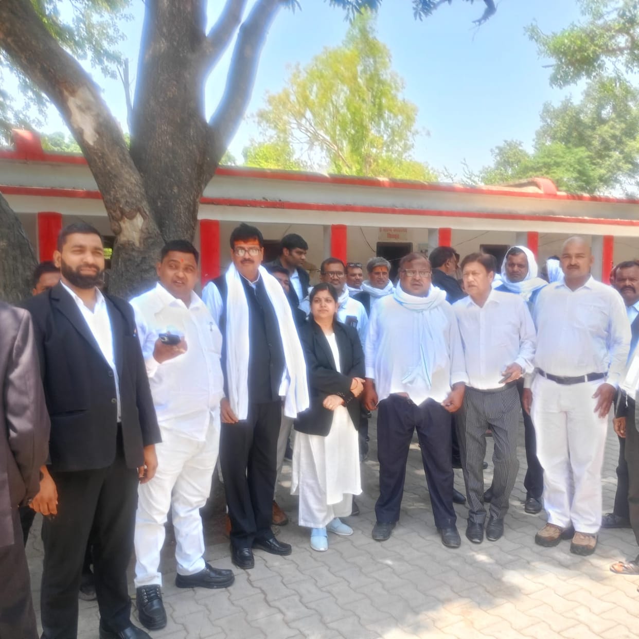 Advocates protest against lathi charge, submit memorandum to SDM