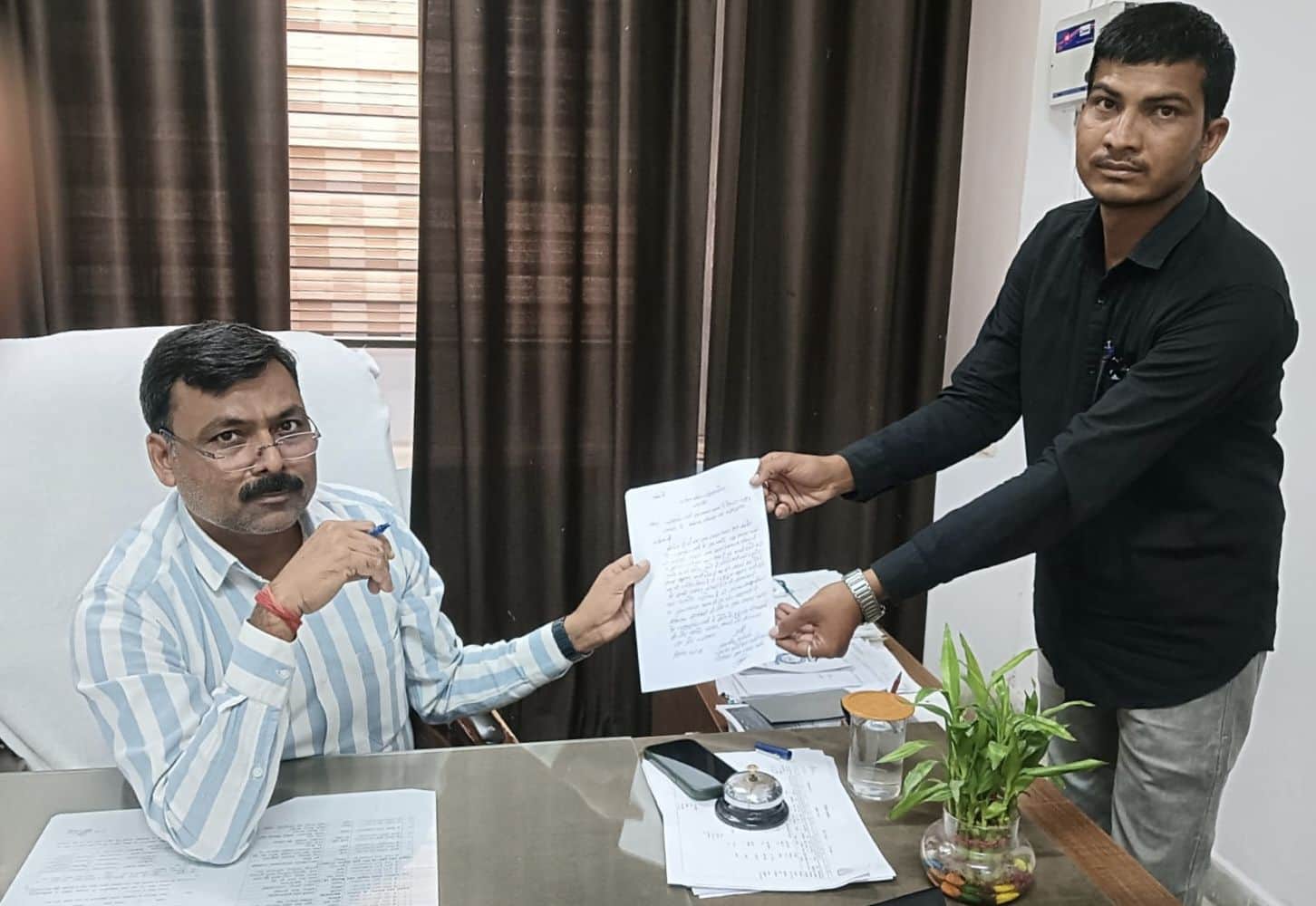 फोटो नंबर-07नायब तहसीलदार को ज्ञापन सौंपते मंढाणा निवासी चांदराम भोड़ीवाल। स्रोत: ग्रामीण