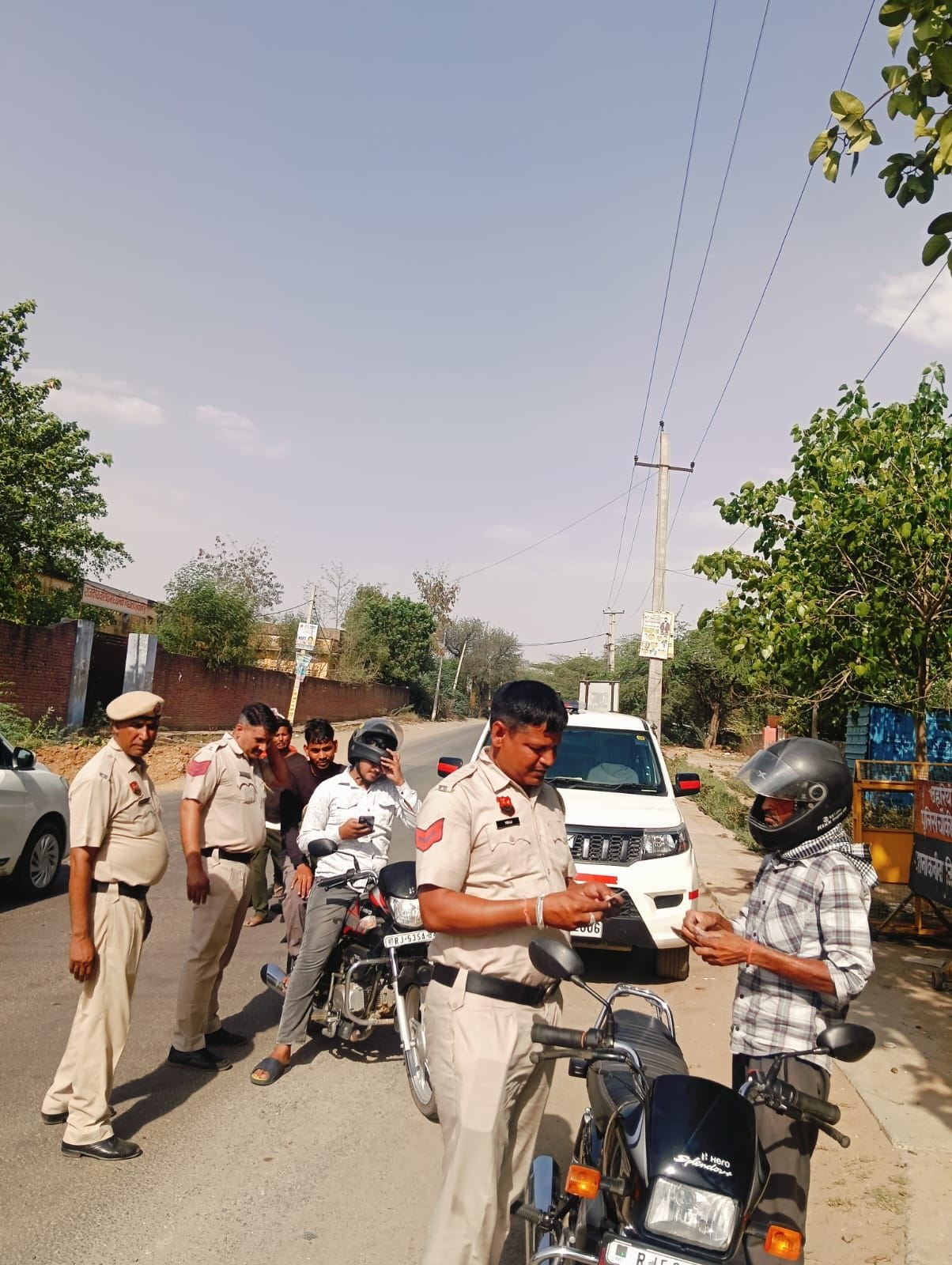 9 vehicles without number plates were challaned.