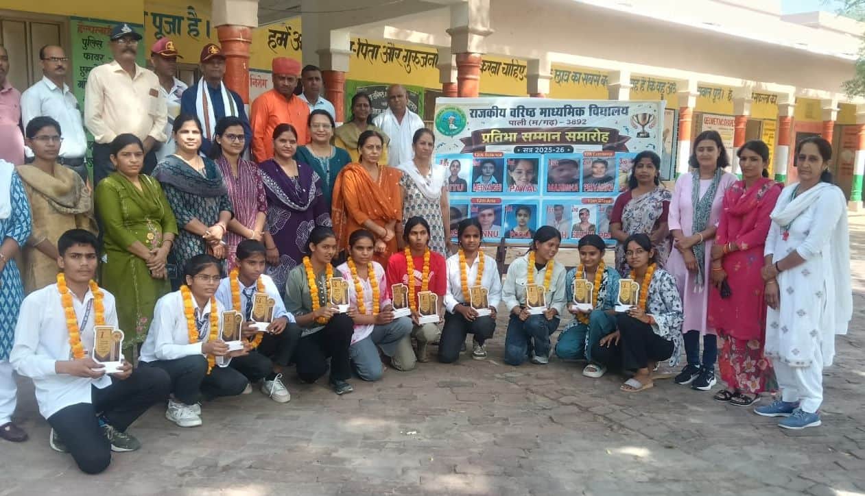 फोटो संख्या:-67 राजकीय वरिष्ठ माध्यमिक विद्यालय में विद्यार्थियों को सम्मानित करते हुए ग्रामीण