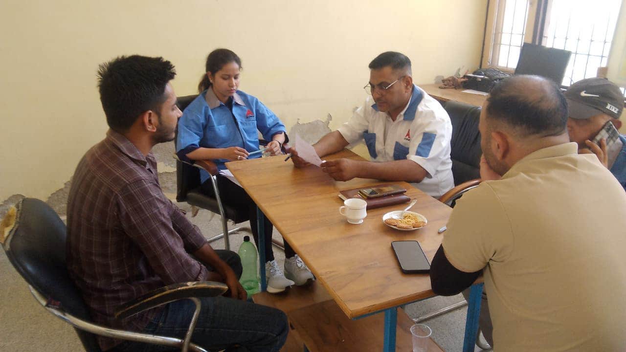 फोटो संख्या:-68 आईटीआई में रोजगार मेले में विद्यार्थियाें का साक्षात्कार लेते हुए कंपनी प्रतिन