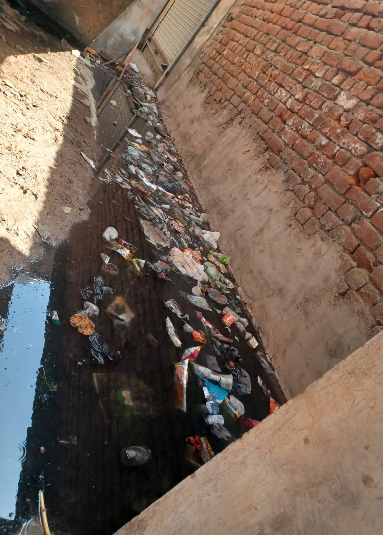 Contaminated water is entering the shops, shopkeepers submitted a memorandum to the SDM.