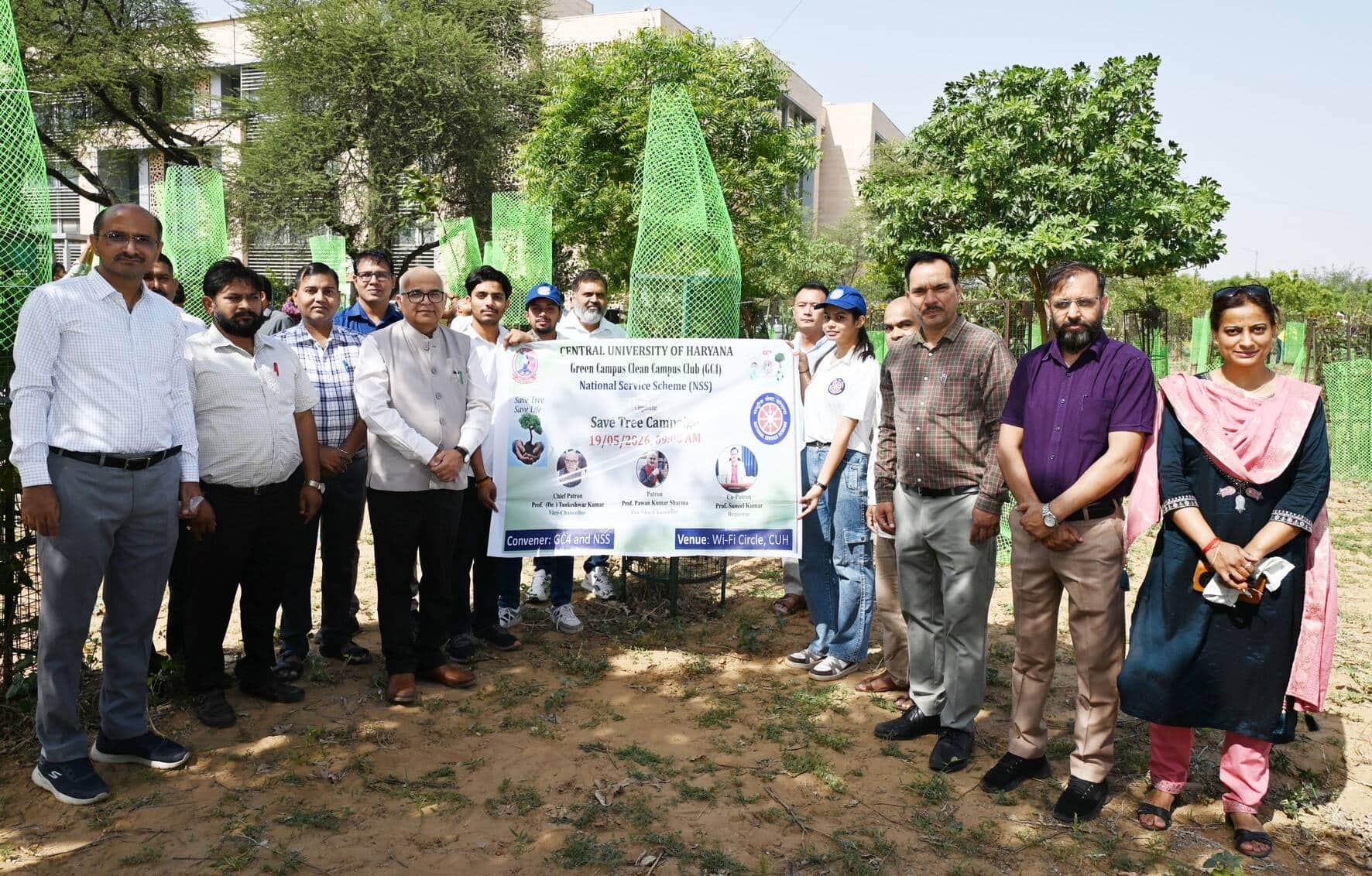 फोटो संख्या:56 हकेंवि में पौधरोपण करते कुलपति प्रो. टंकेश्वर कुमार। विज्ञप्ति
