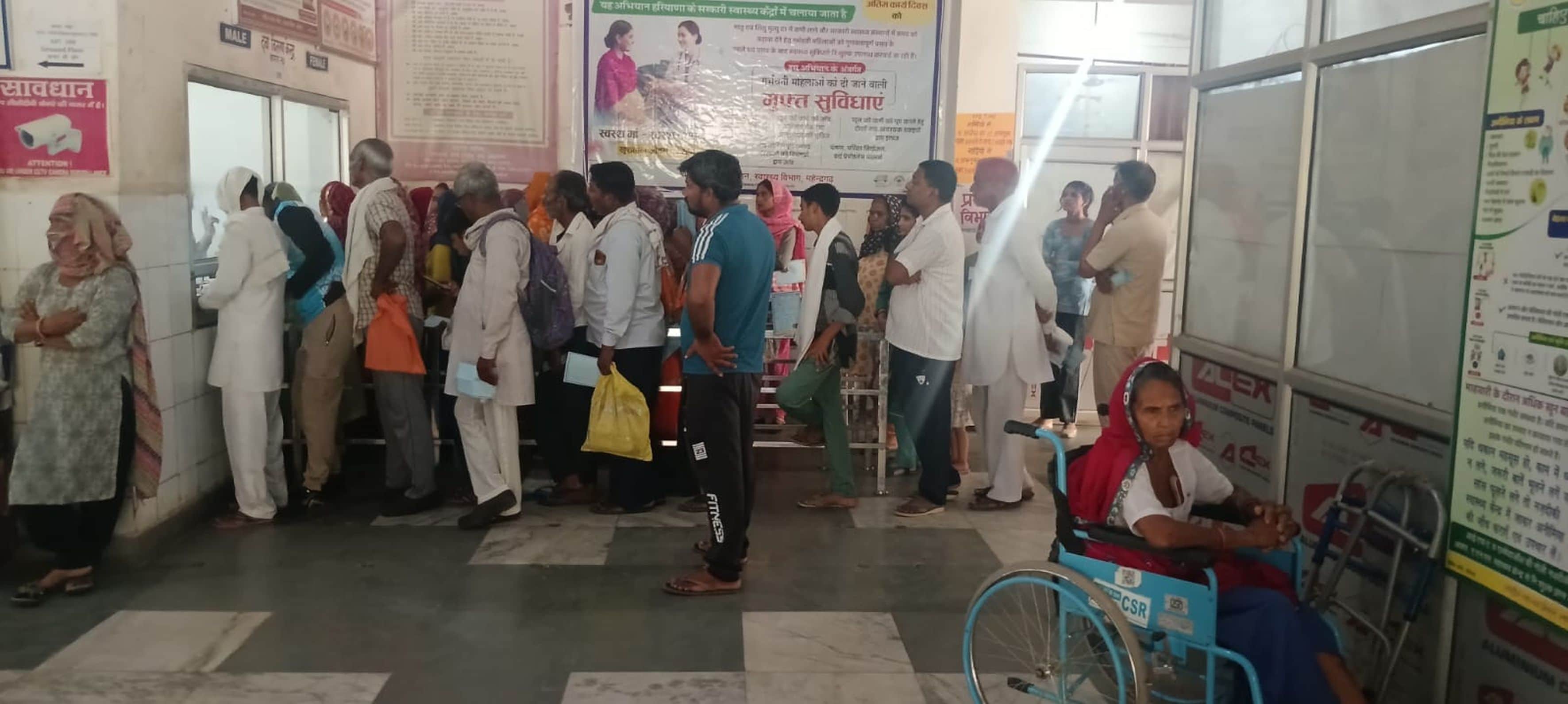 फोटो संख्या:58 नागरिक अस्पताल के दवा काउंटर पर लाइन में लगे मरीज। संवाद
