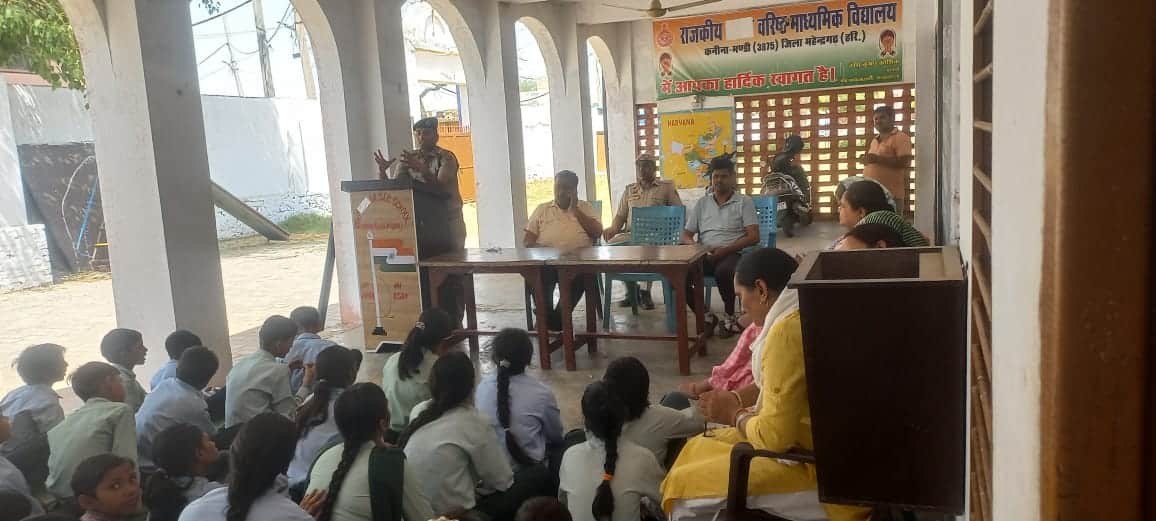 फोटो संख्या:62 कनीना स्कूल में विद्यार्थियों को जानकारी देती पुलिस टीम। विज्ञप्ति