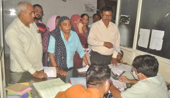 गढ रोड सीएचसी में मरीजों का उपचार करते चिकित्सक। संवाद