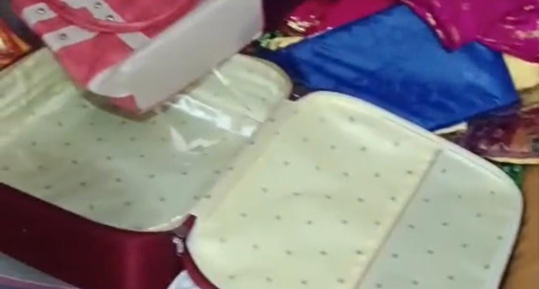 घटना के बाद घर में बिखरा सामान