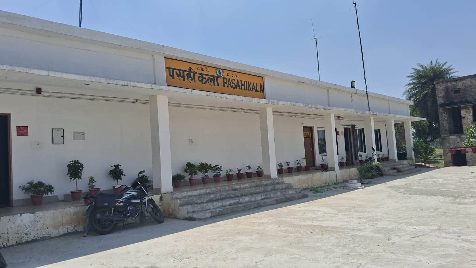 हिन्दुआरी ग्राम पंचायत में बना पसही कला रेलवे स्टेशन। संवाद