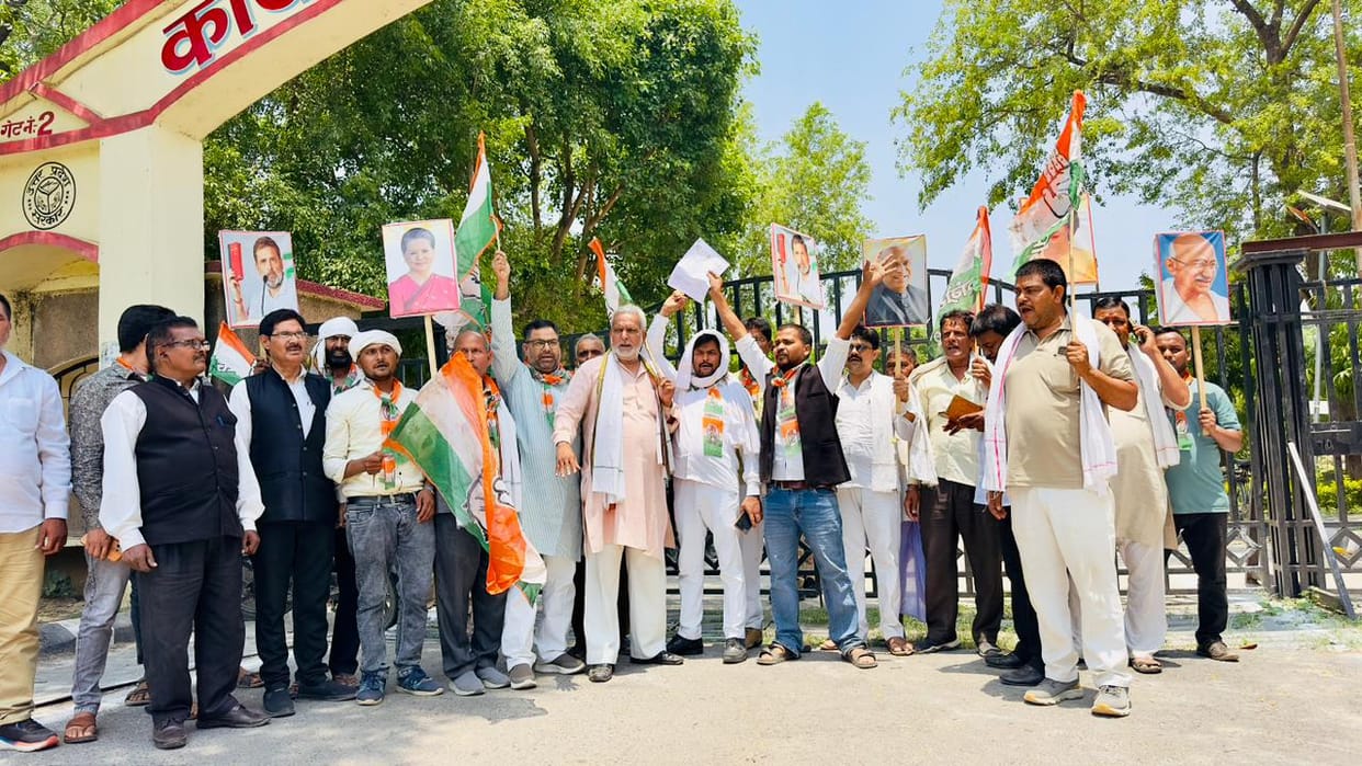 Congress workers protested against inflation.