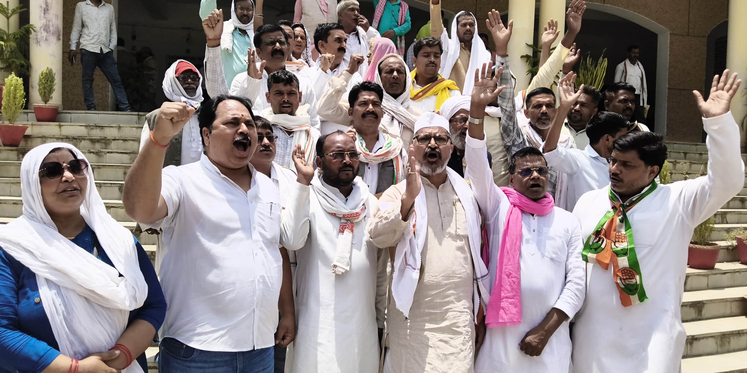 कलेक्ट्रेट में विरोध प्रदर्शन करते जिला कांग्रेस कमेटी के पदाधिकारी।संवाद