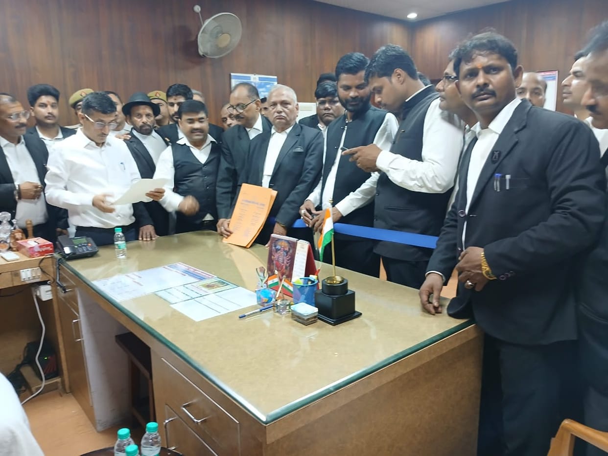 After the meeting, the advocates handed over a memorandum addressed to the Governor to the Commissioner.