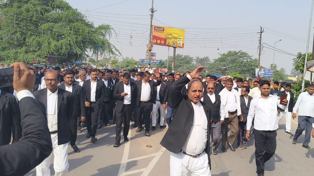 Advocates stage protest against lathicharge on lawyers in Lucknow