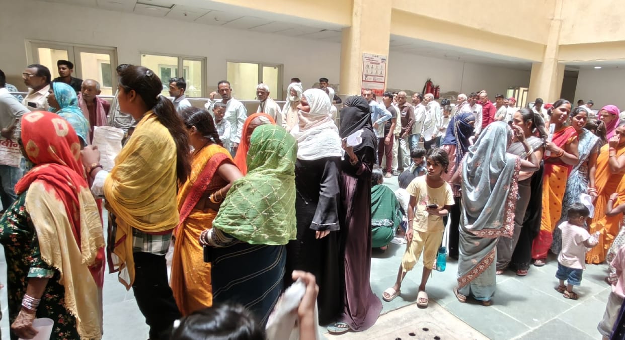 Health Deteriorates Due to Heat: Patient Count Rises, Queues Form
