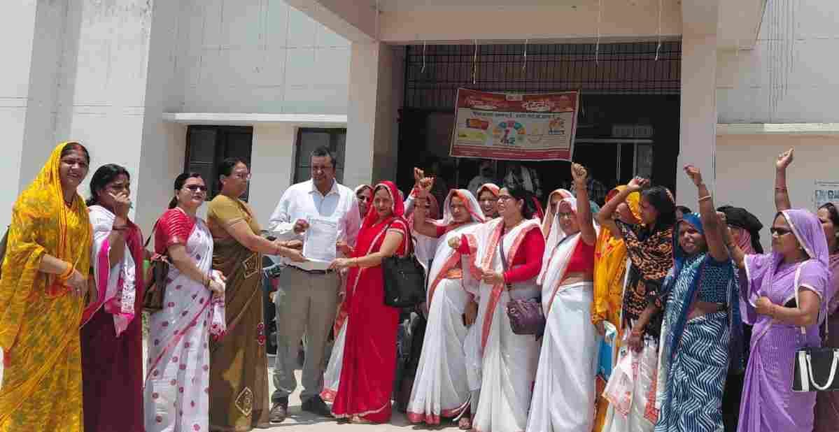 Asha workers protested for increase in honorarium