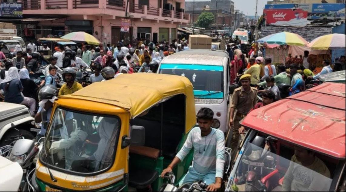 The ambulance, stuck in a traffic jam, kept blaring its siren but could not find a way out