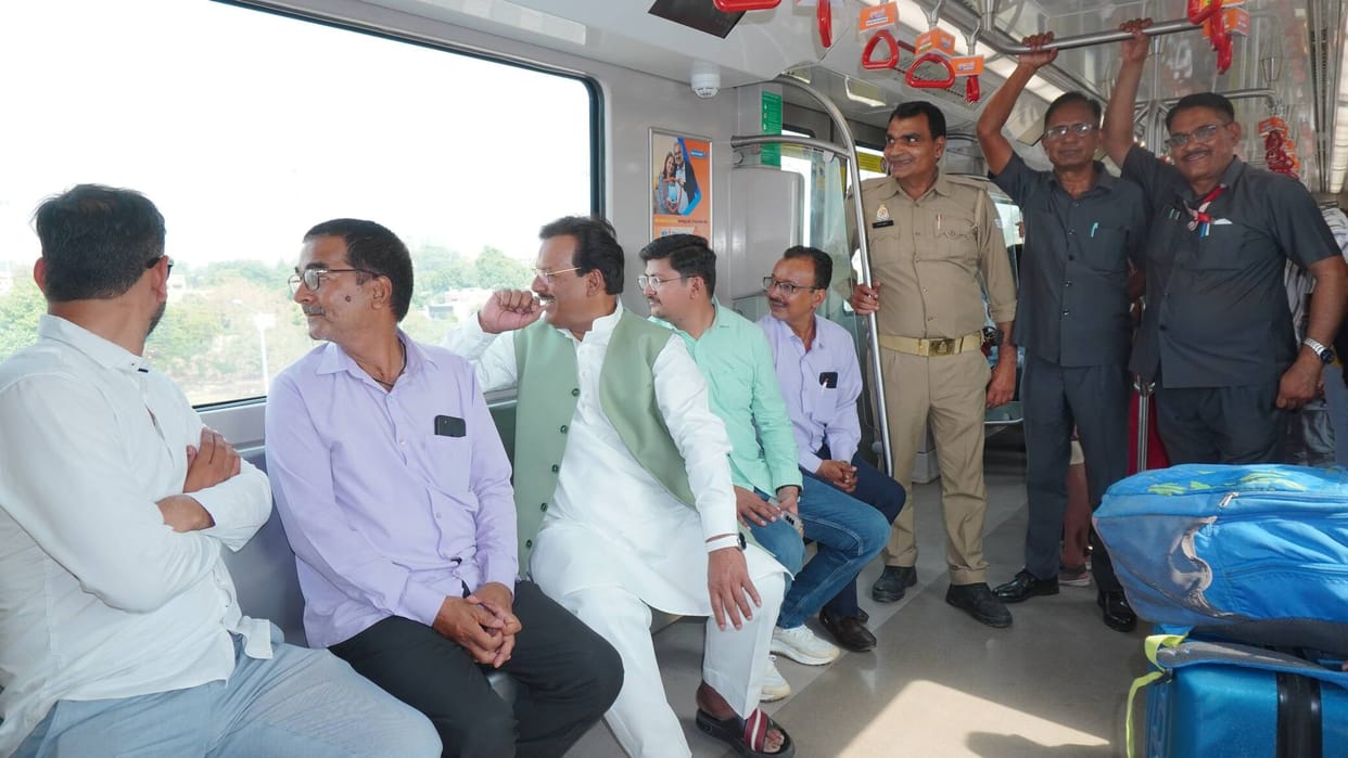 MLA OP Srivastava travelled by metro and gave the message of saving fuel.