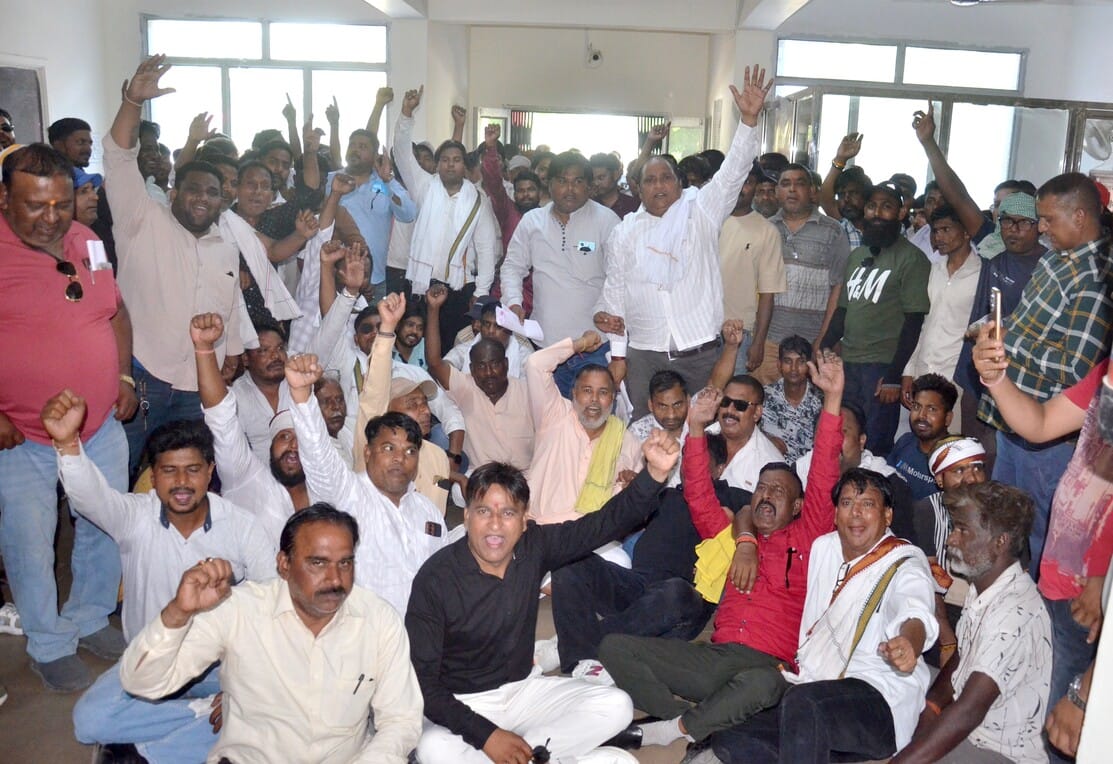 Municipal sanitation workers staged a protest