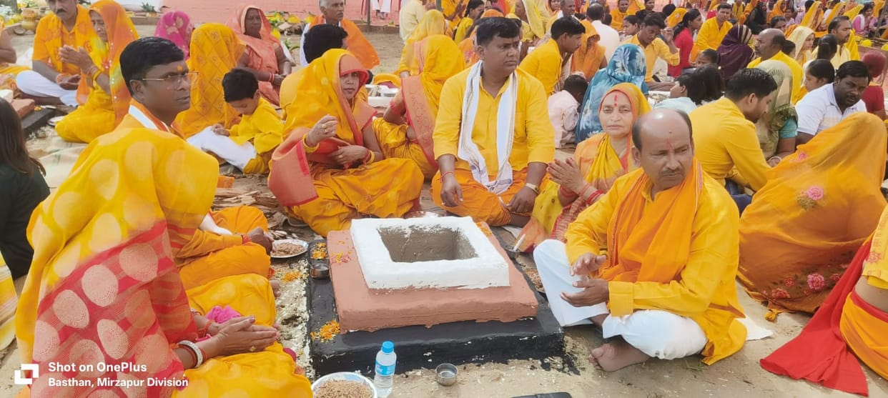 Crowds of devotees throng the 24-Kundiya Gayatri Mahayajna.
