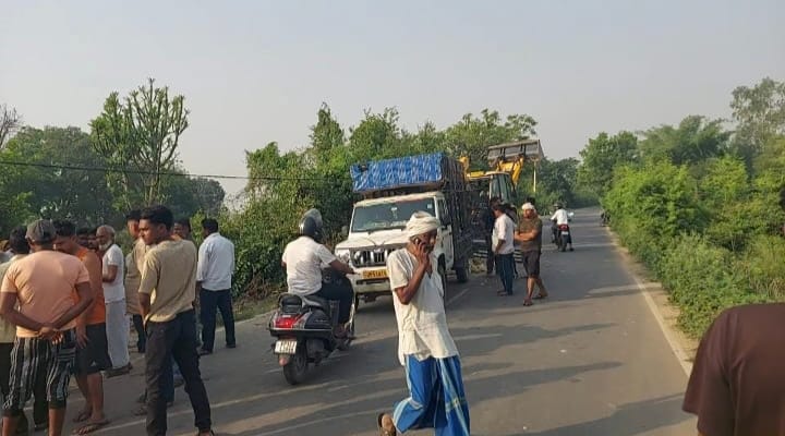 Pickup truck carrying chickens overturns, woman and driver die after being crushed