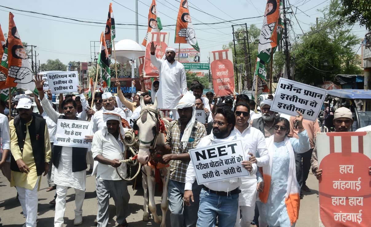 Congress workers protest against the increase in oil and cylinder prices
