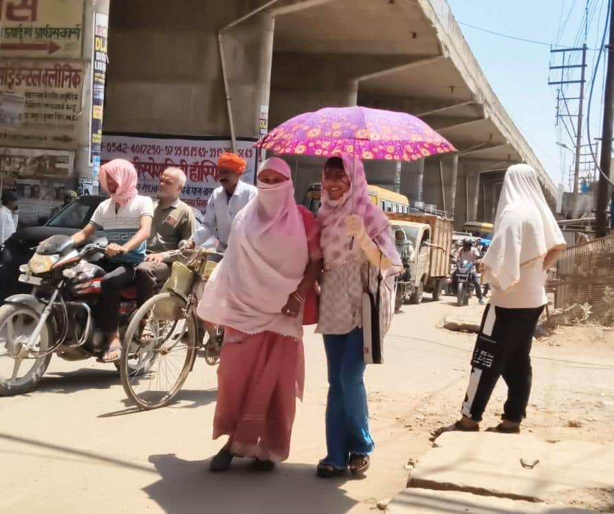 रॉबर्ट्सगंज में प्रचंड धूप से बचने के लिए छाता लगाकर निकली महिलाएं। संवाद