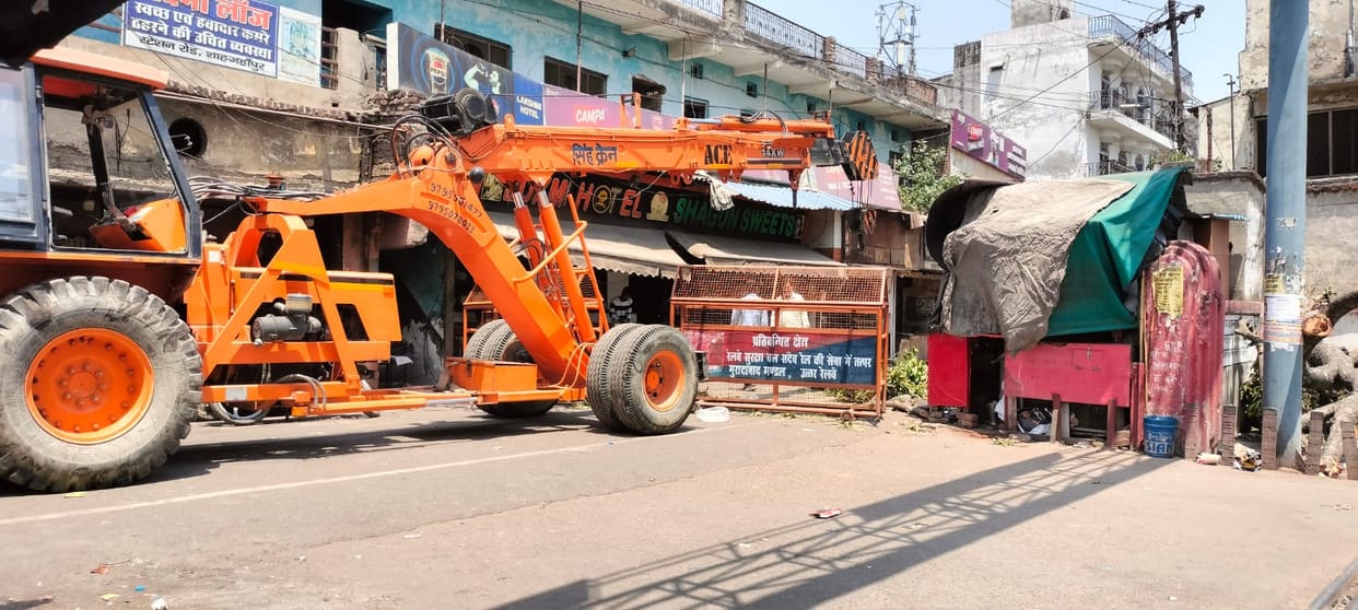 Station Road Blocked with Barricades; Commuters and Travelers Left Wandering Until Afternoon