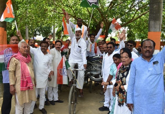 Congress workers expressed their anger on the road by taking bikes on rickshaws.