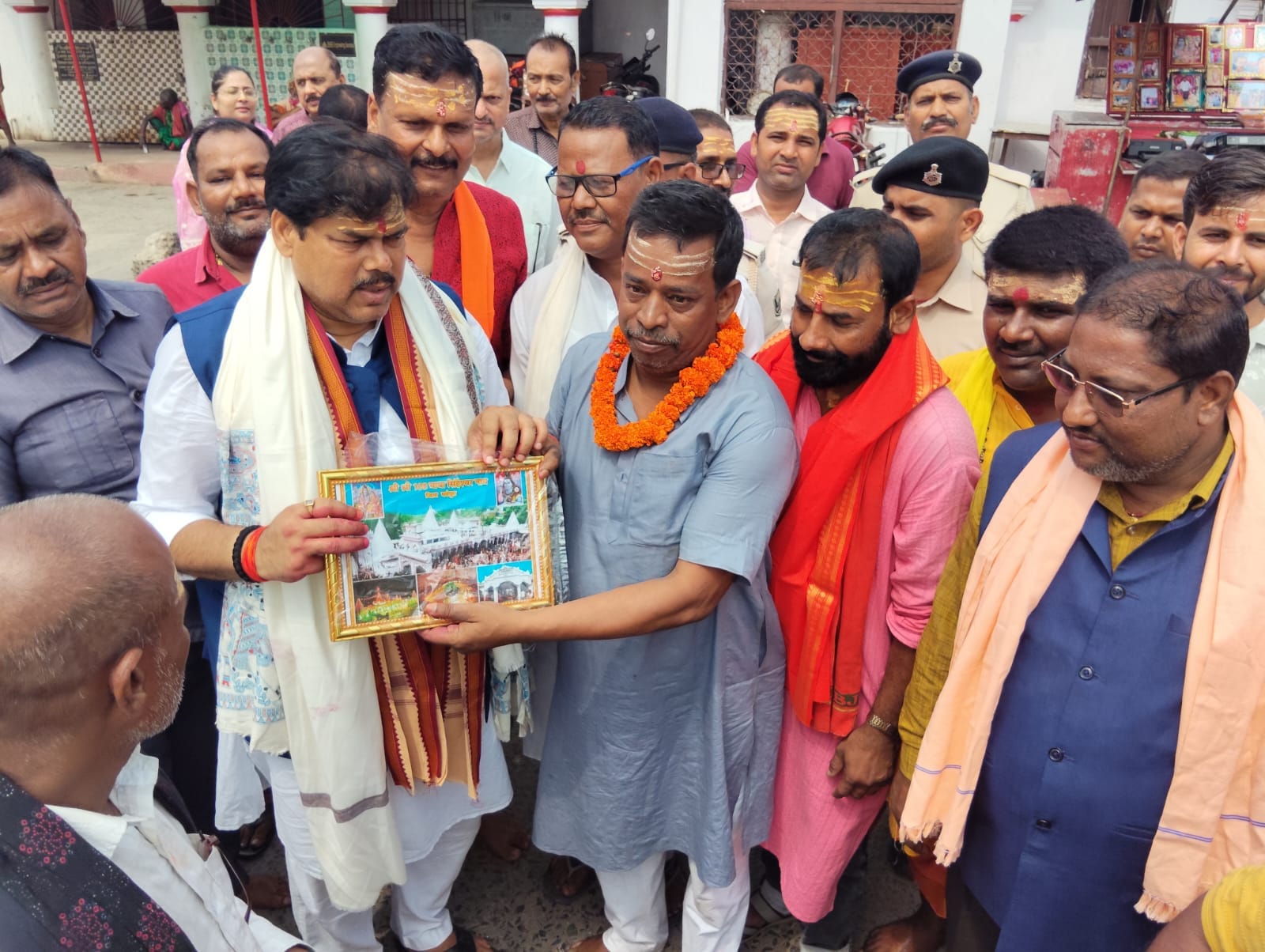 शिक्षामंत्री का स्वागत करते भाजपा कार्यकर्ता