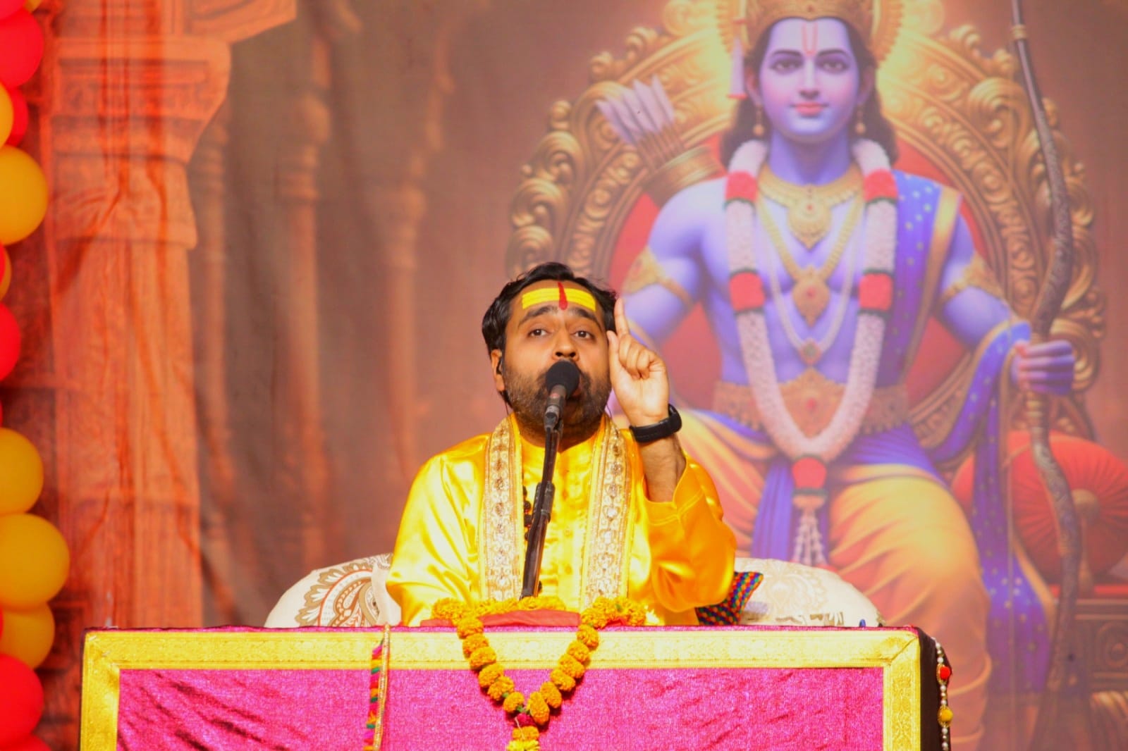 स्वर्ग आश्रम रोड पर राम कथा सुनाते डॉ सर्वेश्वर। संवाद