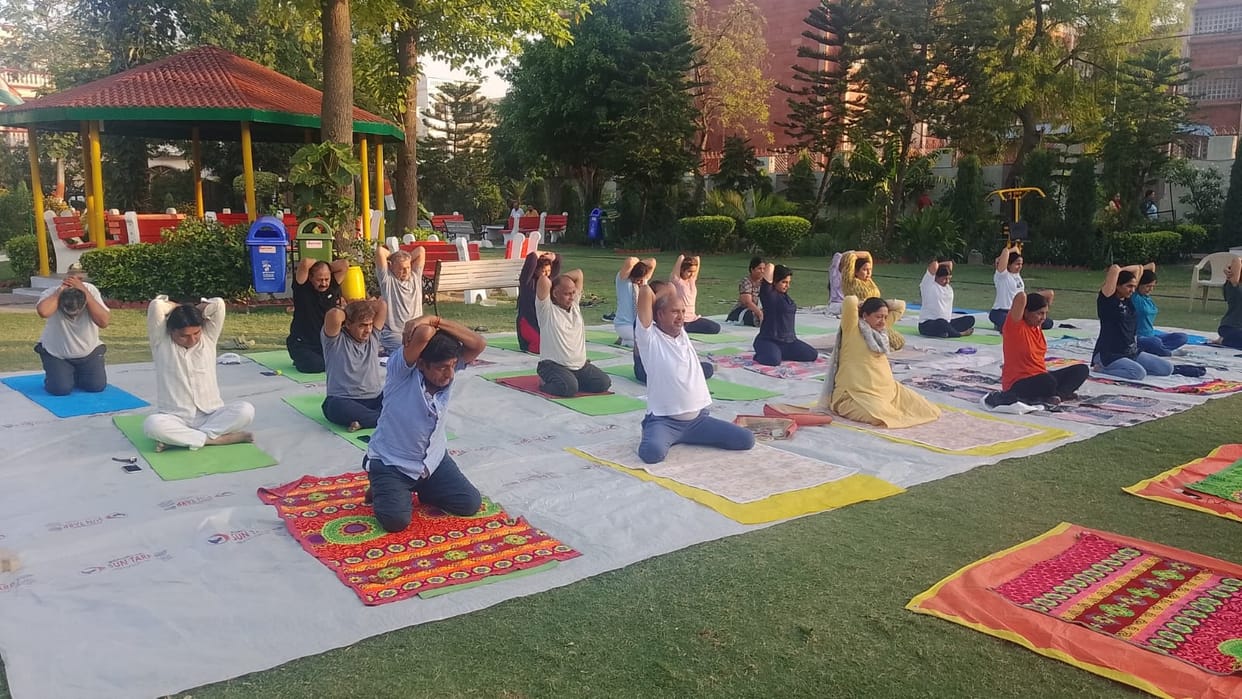 40 yoga enthusiasts took training in the camp.40 yoga enthusiasts took training in the camp.