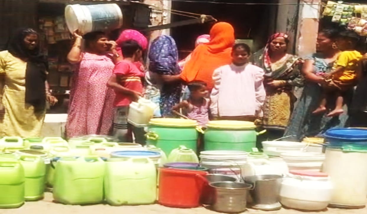 Three thousand people of Kanshiram Colony are thirsty for water in the scorching heat.