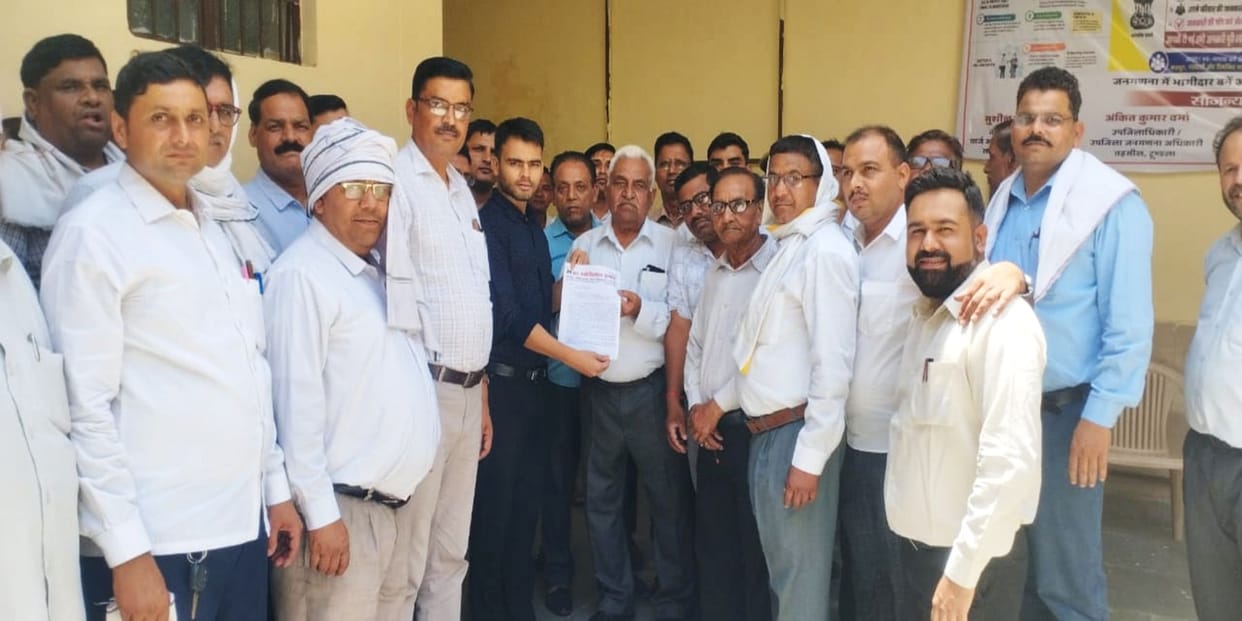 Lawyers protest against lathicharge in Lucknow