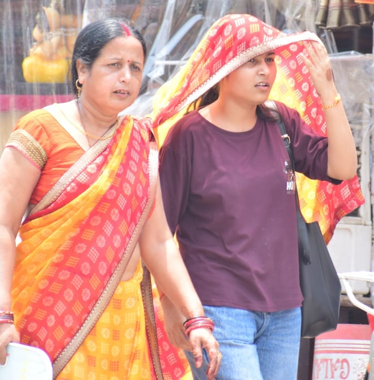 The heat scorched the body, silence in the streets and markets